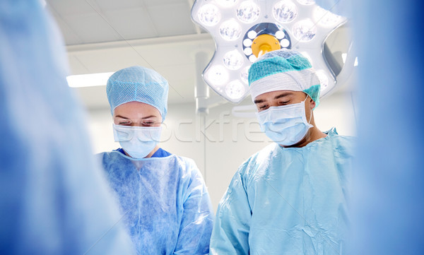 Foto stock: Grupo · cirujanos · sala · de · operaciones · hospital · cirugía · medicina