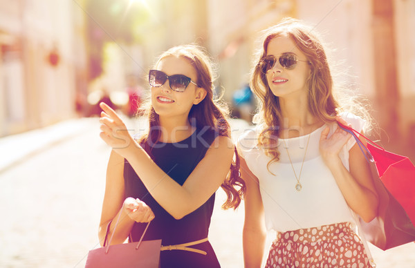 Szczęśliwy kobiet miasta sprzedaży Zdjęcia stock © dolgachov