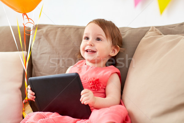 Kislány táblagép születésnapi buli otthon gyermekkor ünnepek Stock fotó © dolgachov