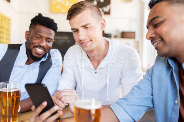 Stock foto: Männlich · Freunde · Smartphone · trinken · Bier · bar