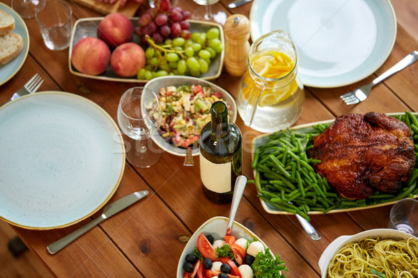 Unterschiedlich Essen serviert Holztisch kulinarische Danksagung Stock foto © dolgachov