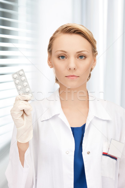 Atrakcyjna kobieta lekarza pigułki zdjęcie medycznych zdrowia Zdjęcia stock © dolgachov