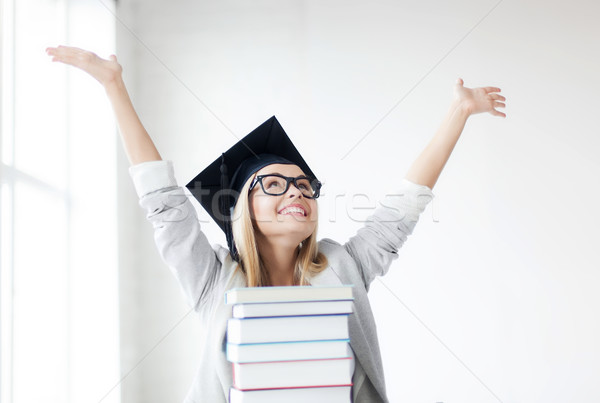 Foto stock: Feliz · estudiante · graduación · CAP · libros