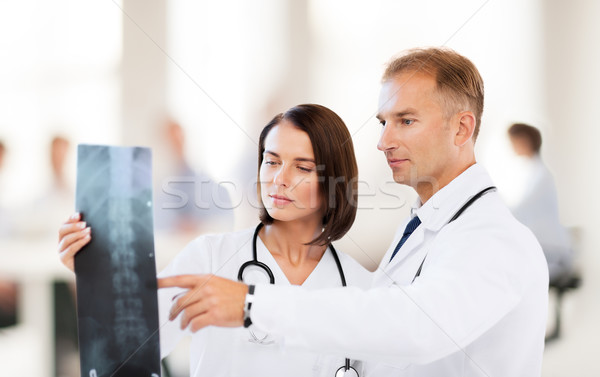 Doua medici uita Xray asistenţă medicală medical Imagine de stoc © dolgachov