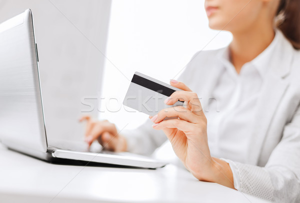 Empresária laptop cartão de crédito bancário compras dinheiro Foto stock © dolgachov