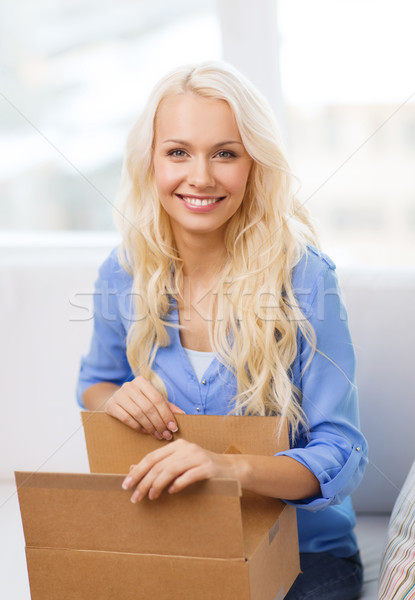 Stockfoto: Glimlachend · jonge · vrouw · opening · home · post