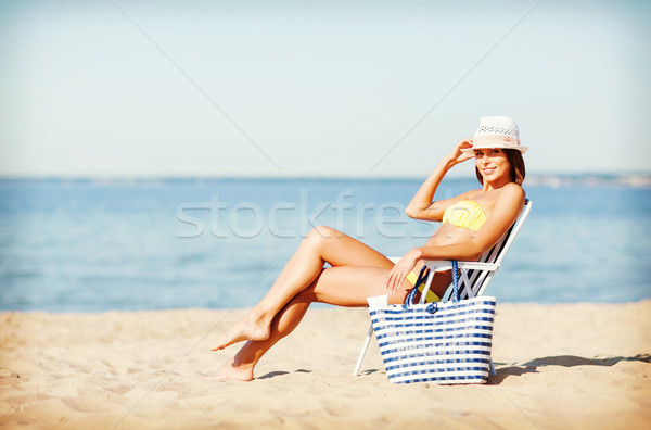 Lány napozás napozószék nyár ünnepek vakáció Stock fotó © dolgachov