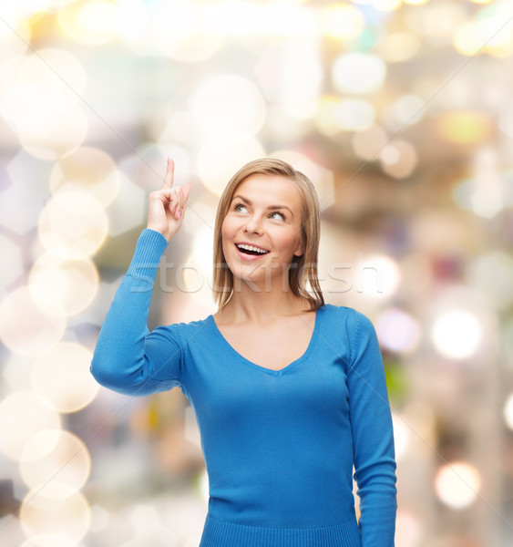 Mujer sonriente senalando dedo hasta anuncio atractivo Foto stock © dolgachov