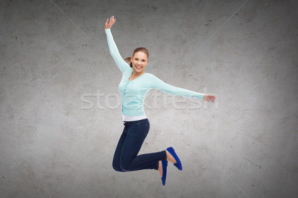 Uśmiechnięty młoda kobieta skoki powietrza szczęścia wolności Zdjęcia stock © dolgachov