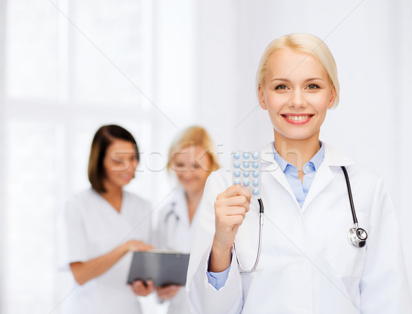 Zâmbitor femeie medic pastile asistenţă medicală medicină Imagine de stoc © dolgachov