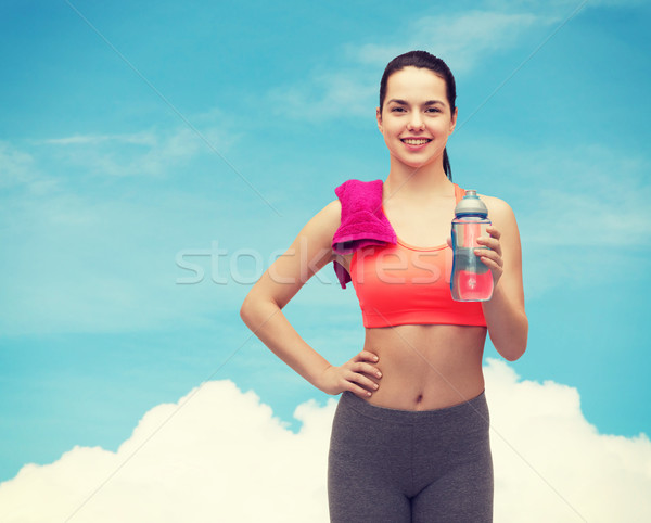 Femme serviette une bouteille d'eau sport exercice [[stock_photo]] © dolgachov