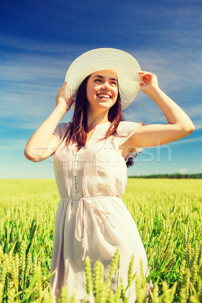 Glimlachend jonge vrouw strohoed granen veld geluk Stockfoto © dolgachov