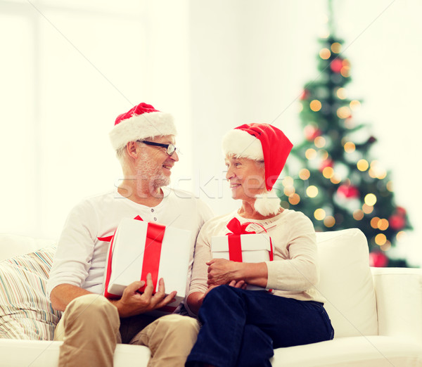 Heureux couple de personnes âgées coffrets cadeaux famille [[stock_photo]] © dolgachov