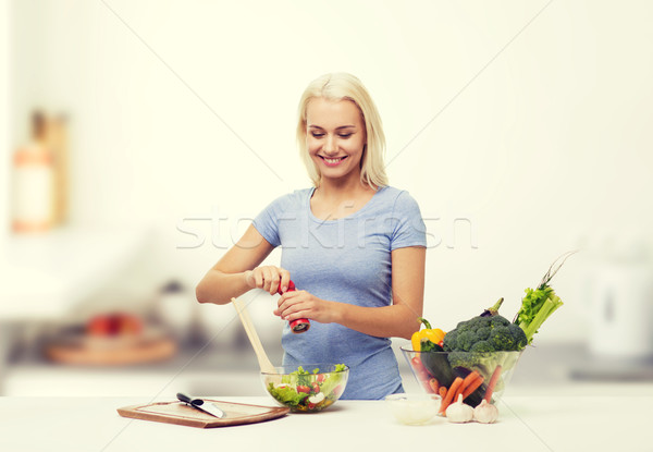 Stockfoto: Glimlachende · vrouw · koken · plantaardige · salade · keuken · gezond · eten