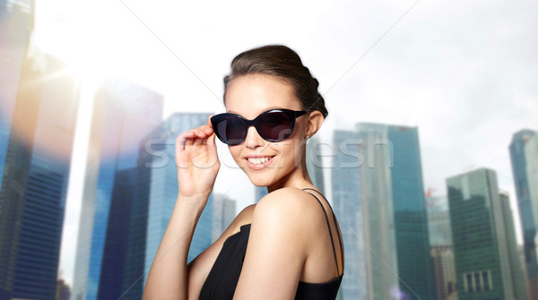 Belle jeune femme élégante noir lunettes de soleil [[stock_photo]] © dolgachov