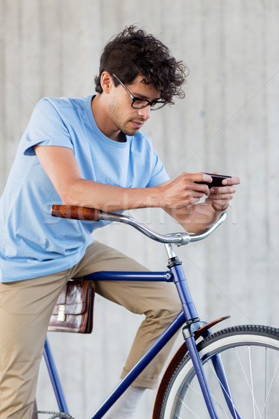 Homme smartphone fixé engins vélo rue [[stock_photo]] © dolgachov