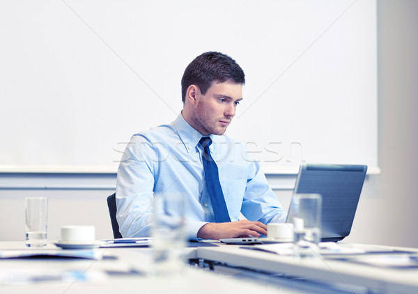Biznesmen laptop pracy biuro ludzi biznesu pracy Zdjęcia stock © dolgachov