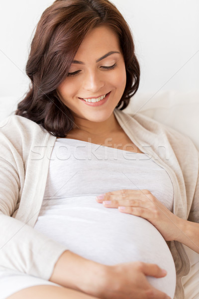 Fericit femeie gravida pat acasă sarcină oameni Imagine de stoc © dolgachov