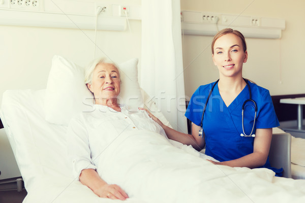 Stockfoto: Arts · verpleegkundige · senior · vrouw · ziekenhuis · geneeskunde