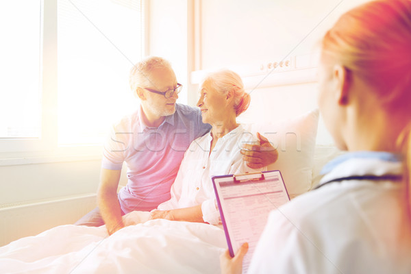 Foto stock: Senior · mulher · médico · clipboard · hospital · medicina