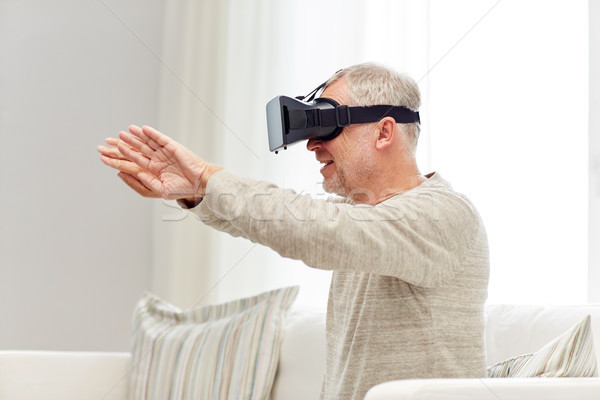 Bătrân virtual realitate setul cu cască ochelari 3d tehnologie Imagine de stoc © dolgachov