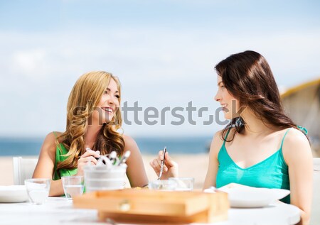 Boldog fiatal nők italok napozás tengerpart nyár Stock fotó © dolgachov