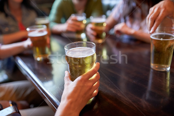 Freunde trinken Bier bar Veröffentlichung Menschen Stock foto © dolgachov