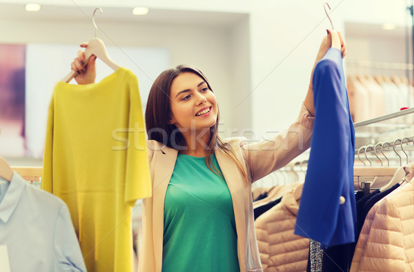 Stockfoto: Gelukkig · jonge · vrouw · kiezen · kleding · mall · verkoop