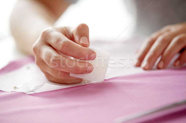 Femeie model desen creta ţesătură oameni lucru de mana Imagine de stoc © dolgachov