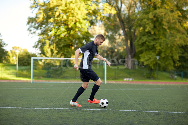 Footballeur jouer balle terrain de football sport football [[stock_photo]] © dolgachov