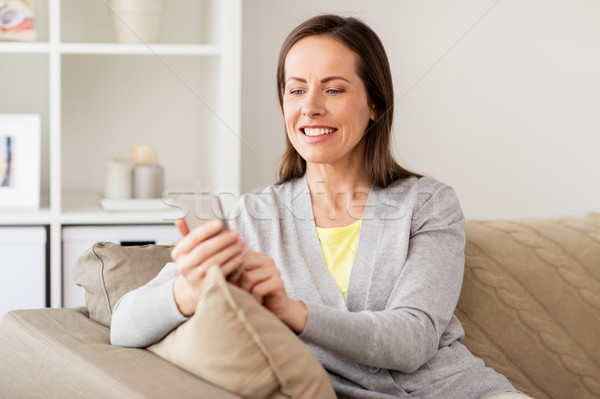 Boldog nő sms chat üzenet okostelefon otthon Stock fotó © dolgachov