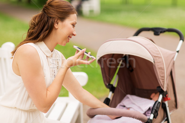 Boldog anya okostelefon park anyaság technológia Stock fotó © dolgachov