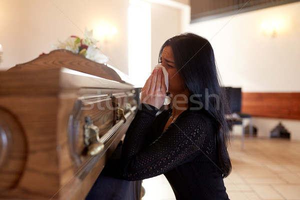 Kobieta trumna płacz pogrzeb kościoła ludzi Zdjęcia stock © dolgachov