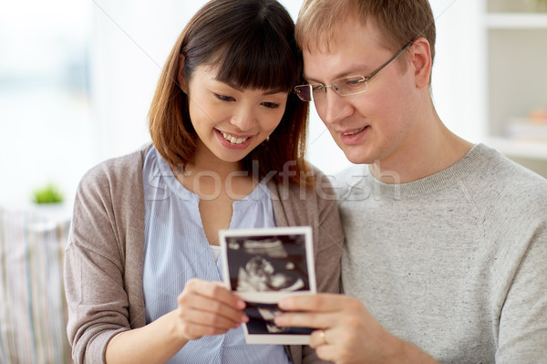 Fericit cuplu copil ultrasunete sarcină Imagine de stoc © dolgachov