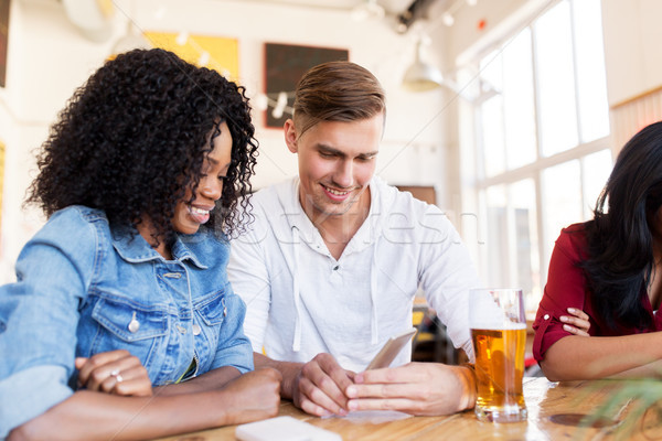 Stockfoto: Gelukkig · man · vrouw · smartphone · bar · recreatie