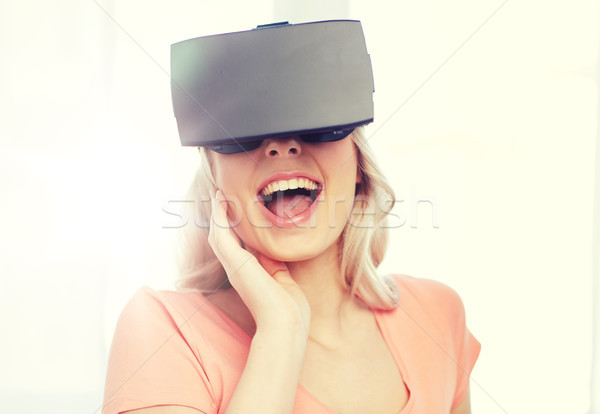 Femeie virtual realitate setul cu cască ochelari 3d tehnologie Imagine de stoc © dolgachov