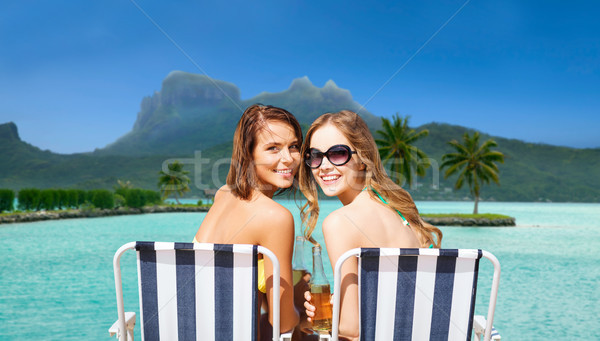 Foto stock: Feliz · mulheres · jovens · bebidas · banhos · de · sol · praia · verão