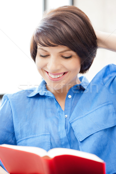 Stockfoto: Gelukkig · glimlachende · vrouw · boek · heldere · foto · vrouw