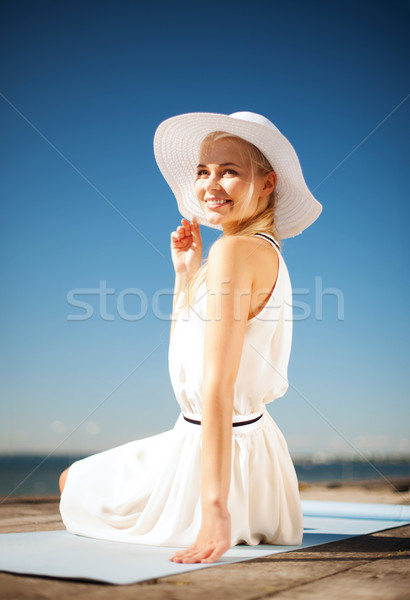 Gyönyörű nő élvezi nyár kint divat életstílus Stock fotó © dolgachov