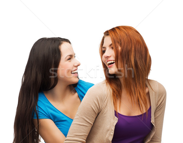 Twee lachend meisjes naar ander vriendschap Stockfoto © dolgachov