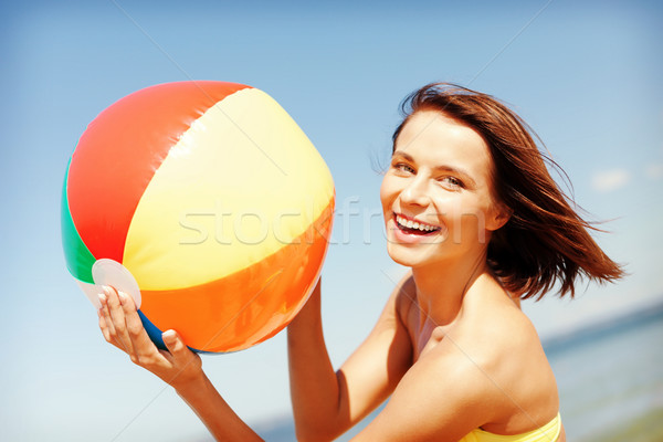 Fată bikini joc bilă plajă vară Imagine de stoc © dolgachov