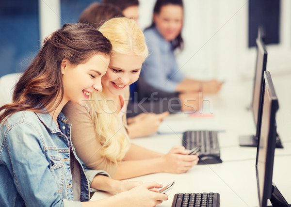 Stockfoto: Studenten · smartphones · onderwijs · technologie · internet