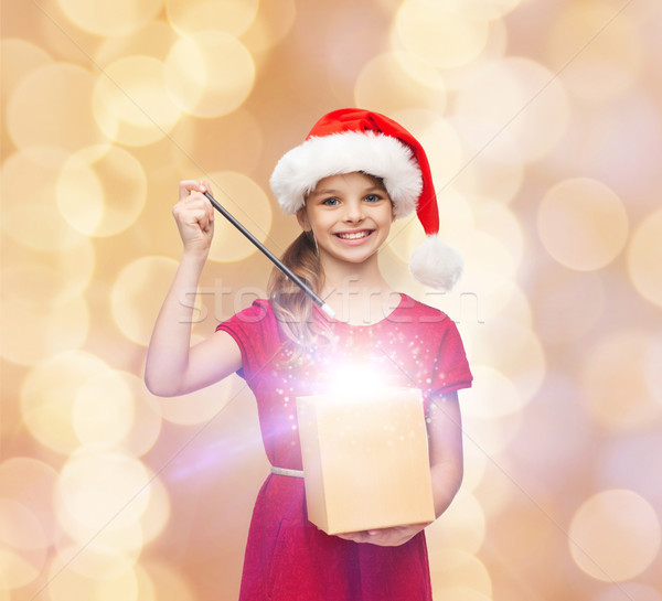 Souriant fille helper chapeau coffret cadeau Photo stock © dolgachov