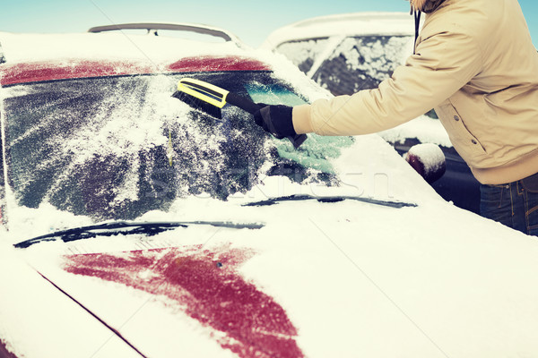 [[stock_photo]]: Homme · nettoyage · neige · voiture · pare-brise · brosse