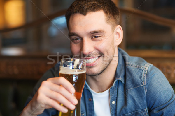 Feliz homem potável cerveja bar pub Foto stock © dolgachov
