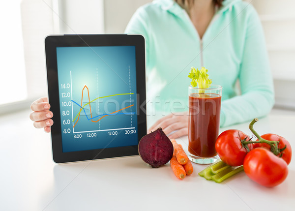 Stock fotó: Közelkép · nő · táblagép · zöldségek · egészséges · étkezés · technológia