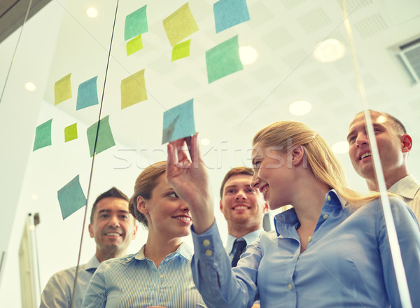 [[stock_photo]]: Souriant · gens · d'affaires · marqueur · autocollants · travail · d'équipe · planification