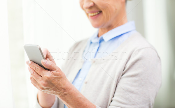 [[stock_photo]]: Supérieurs · femme · smartphone · technologie