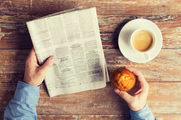 Foto stock: Masculino · mãos · jornal · café · negócio