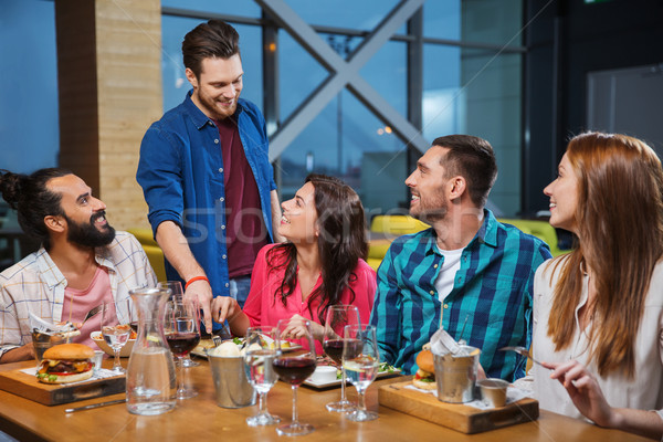 Amici pranzo bere vino ristorante tempo libero Foto d'archivio © dolgachov